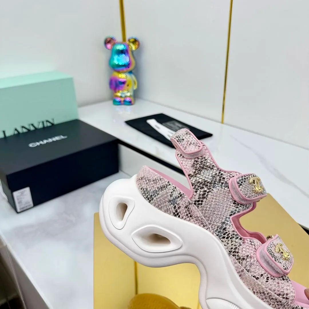 👟👟Ex-factory price 680👟👟 Top version... Chanel｜Chanel Xiaoxiang Velcro Beach Slippers Slippers Casual Beach Shoes 25ss Spring and Summer New Style! Beach shoes are a hit all over the internet! The latest model from the counter, I am still willing to buy it on my feet. It must be ranked among the most popular models. It is invincible in all seasons. Various bloggers and Internet celebrities can see the matching styles. Highly recommended. Pearlescent sheepskin upper, sheepskin lining, suede for feet. Original open-molded TPU outsole size: 35-40 (customized for 40 and 41). Full set of original packaging 👉 👉 👉 👉 👉